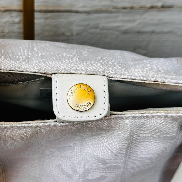 CHANEL travel line shoulder bag - Picture 15 of 17